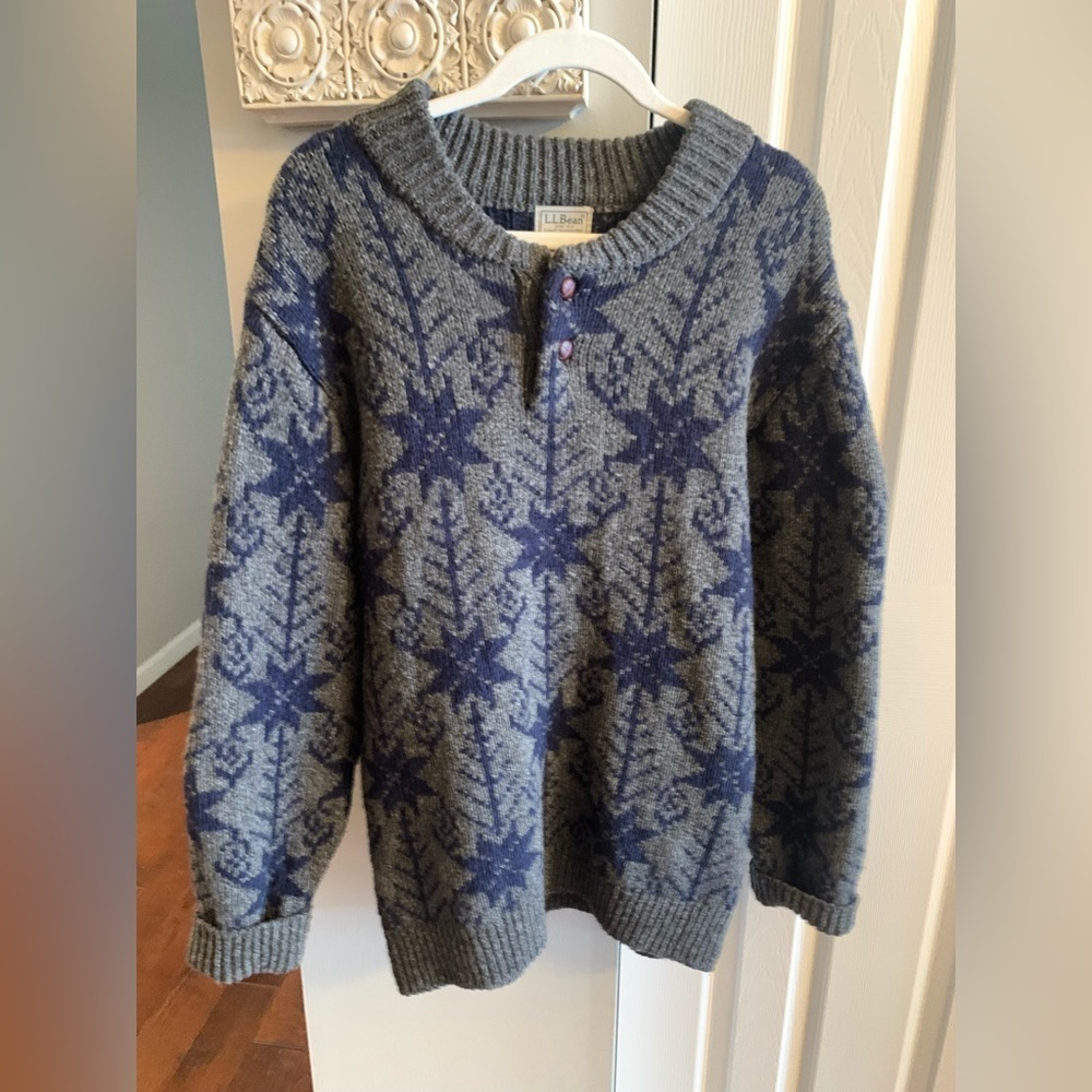 L.L. Bean Men's 100% Lambs Wool Blue and Gray Patterned Sweater Vintage - L